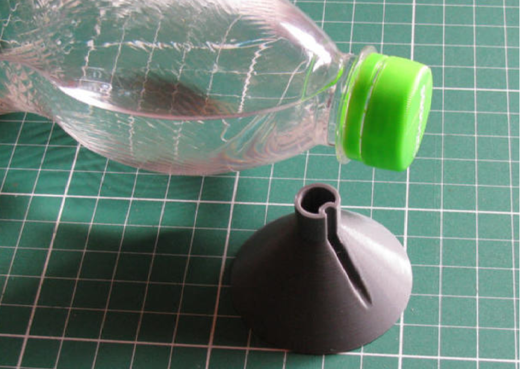 Вентилируемый мини-лоток для маленьких бутылок / Vented mini funnel for small bottles